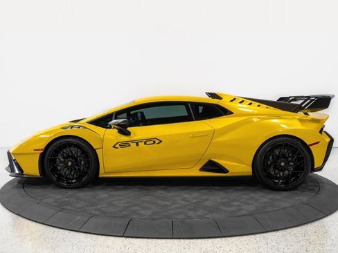 Used 2022 Lamborghini Huracan STO RWD image 4