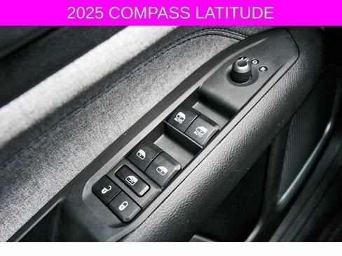Used 2025 Jeep Compass Latitude image 20