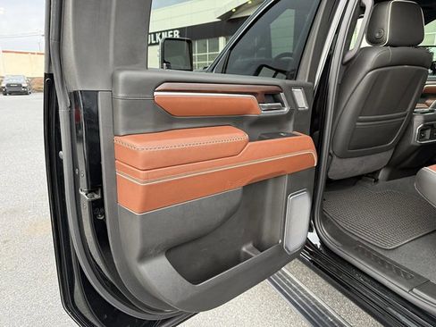 Certified 2025 GMC Sierra 3500 Denali Ultimate image 17