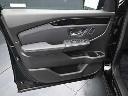 Used 2025 Honda Pilot TrailSport image 16
