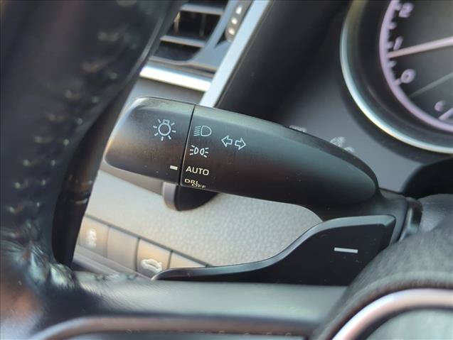 Used 2018 Toyota Camry SE w/ Convenience Package FWD image 17