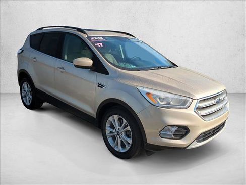 Used 2017 Ford Escape SE w/ Equipment Group 201A image 3