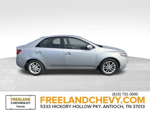 Used 2011 Kia Forte EX w/ Tech Pkg image 2