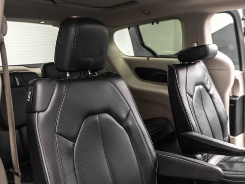 Used 2020 Chrysler Pacifica Limited w/ Advanced Safetytec Group FWD image 36