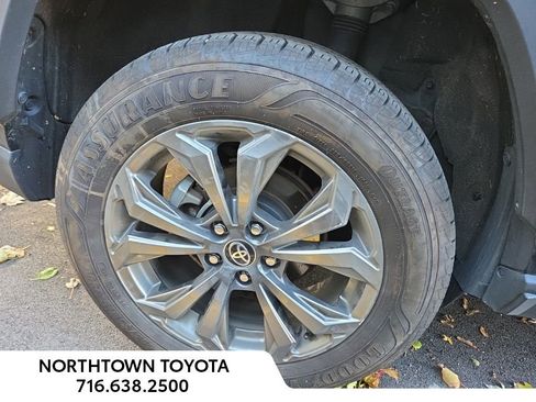 Used 2022 Toyota RAV4 XLE Premium image 5