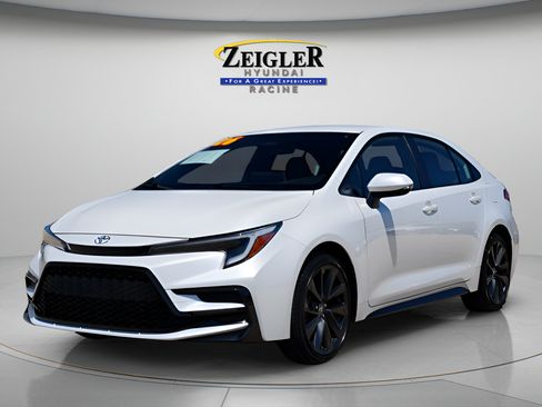 Used 2026 Toyota Corolla SE w/ SE Premium Package FWD image 3
