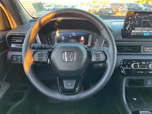 Used 2025 Honda Pilot Black Edition image 18