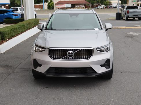 Used 2025 Volvo XC40 B5 Core AWD/4WD image 3