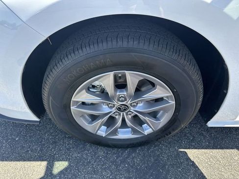 Used 2025 Toyota Sienna LE AWD/4WD image 10