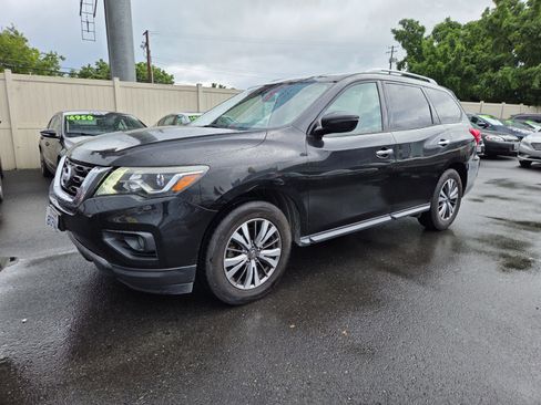 Used 2018 Nissan Pathfinder SV image 1