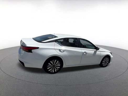 Used 2025 Nissan Altima 2.5 SV FWD image 11