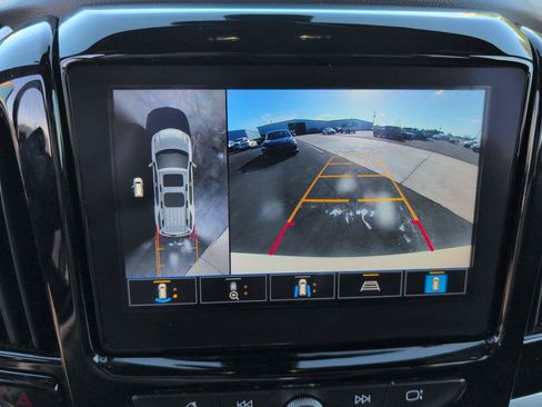 Used 2022 Chevrolet Traverse LT FWD image 17