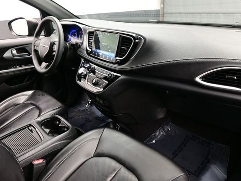 Used 2023 Chrysler Pacifica Touring-L w/ S Appearance Package image 15