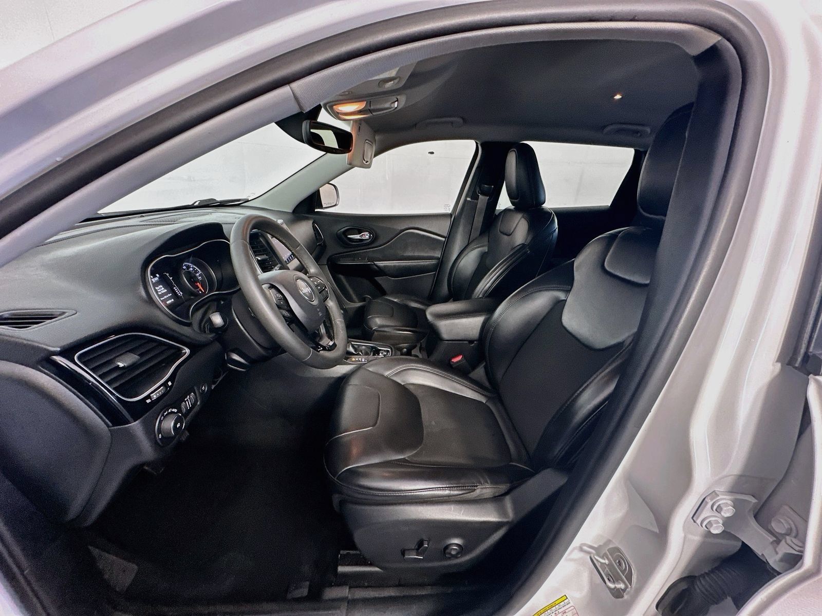 Used 2020 Jeep Cherokee Latitude Plus FWD image 19