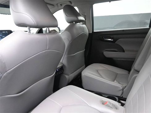Used 2021 Toyota Highlander XLE image 12