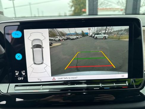 Used 2025 Volkswagen Atlas SE image 25