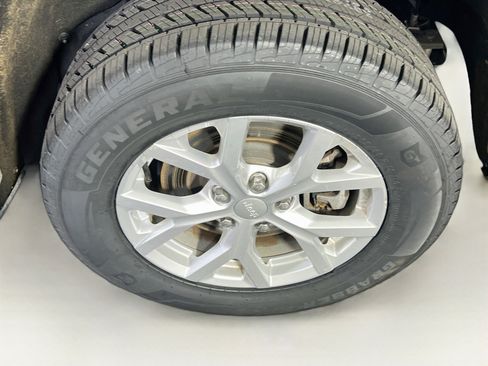 Used 2023 Jeep Grand Cherokee L Limited AWD/4WD image 33
