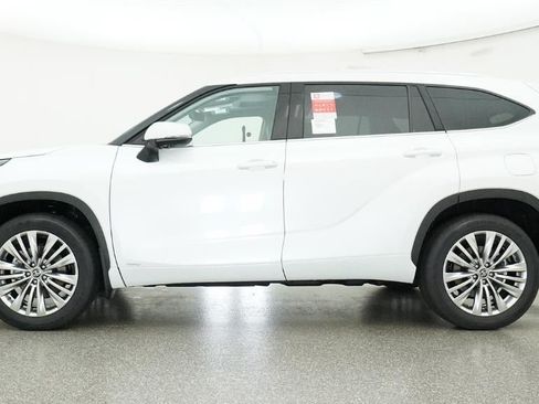 New 2026 Toyota Highlander Platinum AWD/4WD image 19