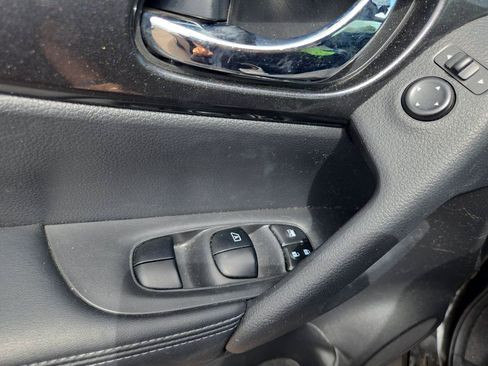 Used 2017 Nissan Rogue SV FWD image 13