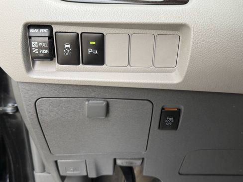 Used 2019 Toyota Sienna XLE w/ XLE Navigation Package FWD image 28