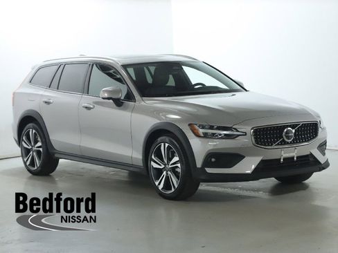 Used 2025 Volvo V60 B5 Cross Country Plus image 1