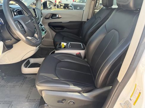 Used 2023 Chrysler Pacifica Touring-L FWD image 31