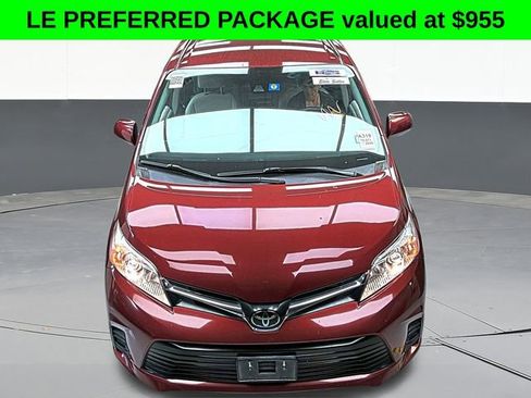 Used 2020 Toyota Sienna LE w/ LE Preferred Package image 2
