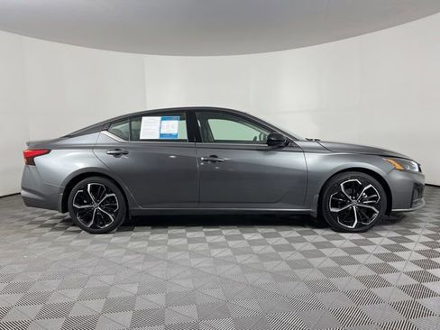 Used 2023 Nissan Altima 2.5 SR w/ SR Premium Package FWD image 13