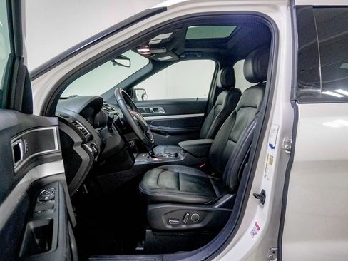 Used 2017 Ford Explorer XLT w/ Equipment Group 202A AWD/4WD image 19