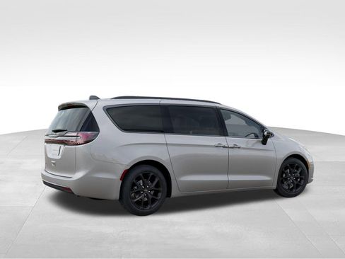 New 2026 Chrysler Pacifica Select w/ S Appearance Package image 4