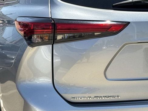 Used 2021 Toyota Highlander XLE AWD/4WD image 6