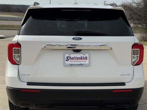Used 2023 Ford Explorer XLT image 5
