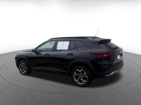 Used 2025 Chevrolet Trax LT FWD image 10