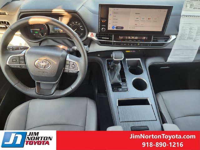 Used 2026 Toyota Sienna XLE FWD image 25