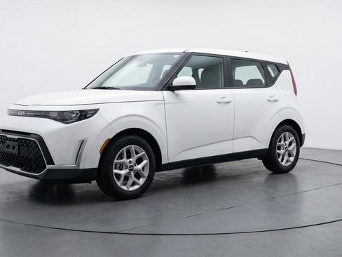 Used 2025 Kia Soul LX w/ LX Technology Package FWD image 3