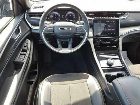 Certified 2025 Jeep Grand Cherokee Altitude AWD/4WD image 11