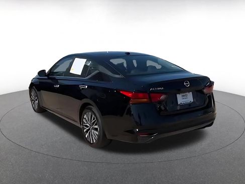 Used 2025 Nissan Altima 2.5 SV FWD image 11