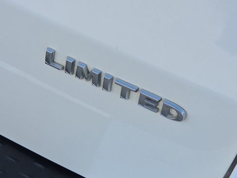 Used 2015 Chrysler Town & Country Limited Platinum image 10