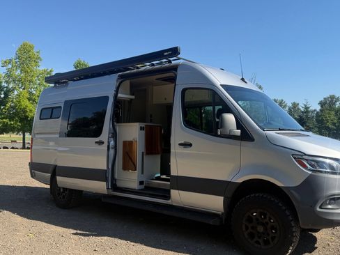 Used 2020 Freightliner Sprinter 2500 AWD/4WD image 2