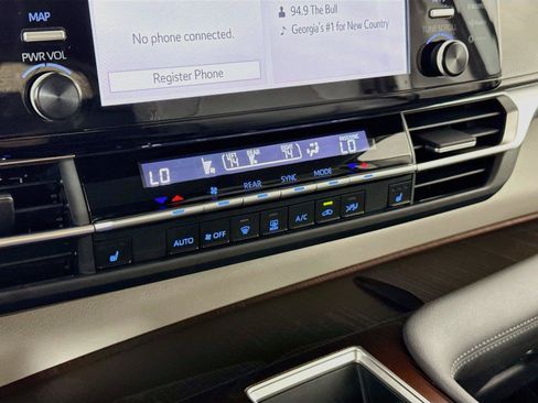 Certified 2024 Toyota Sienna XLE FWD image 26