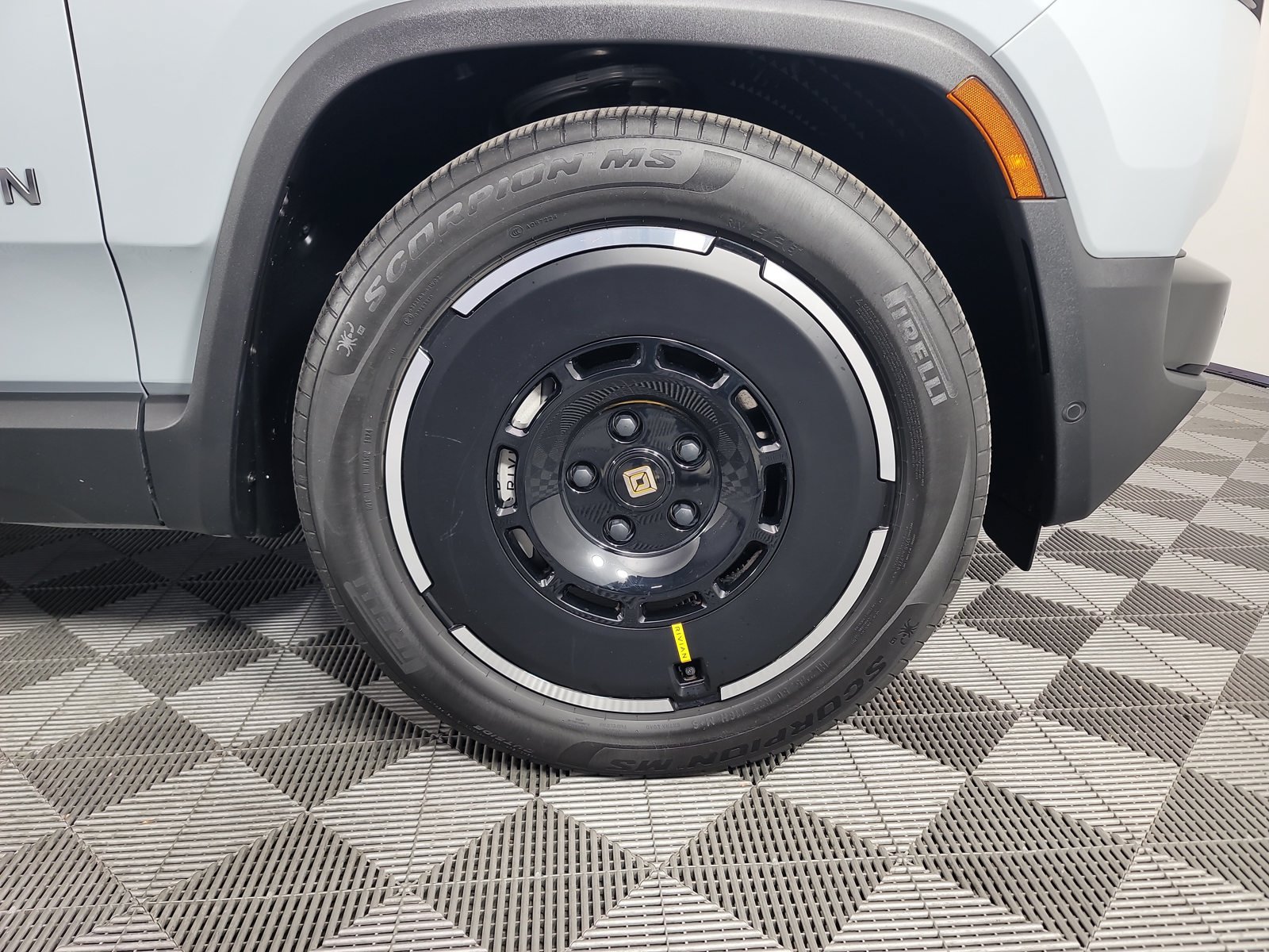 Used 2025 Rivian R1S Adventure Dual AWD/4WD image 11