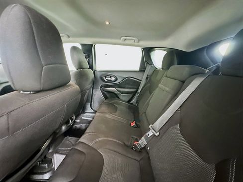 Used 2019 Jeep Cherokee Latitude w/ Cold Weather Group image 24