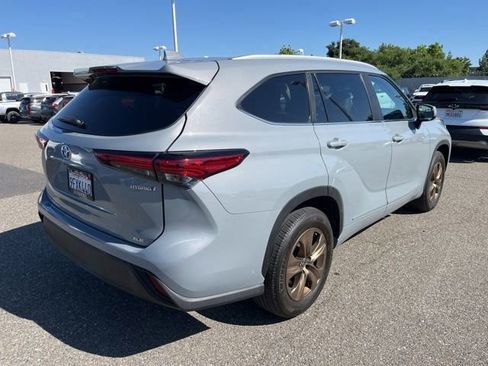 Used 2023 Toyota Highlander Bronze Edition FWD image 5