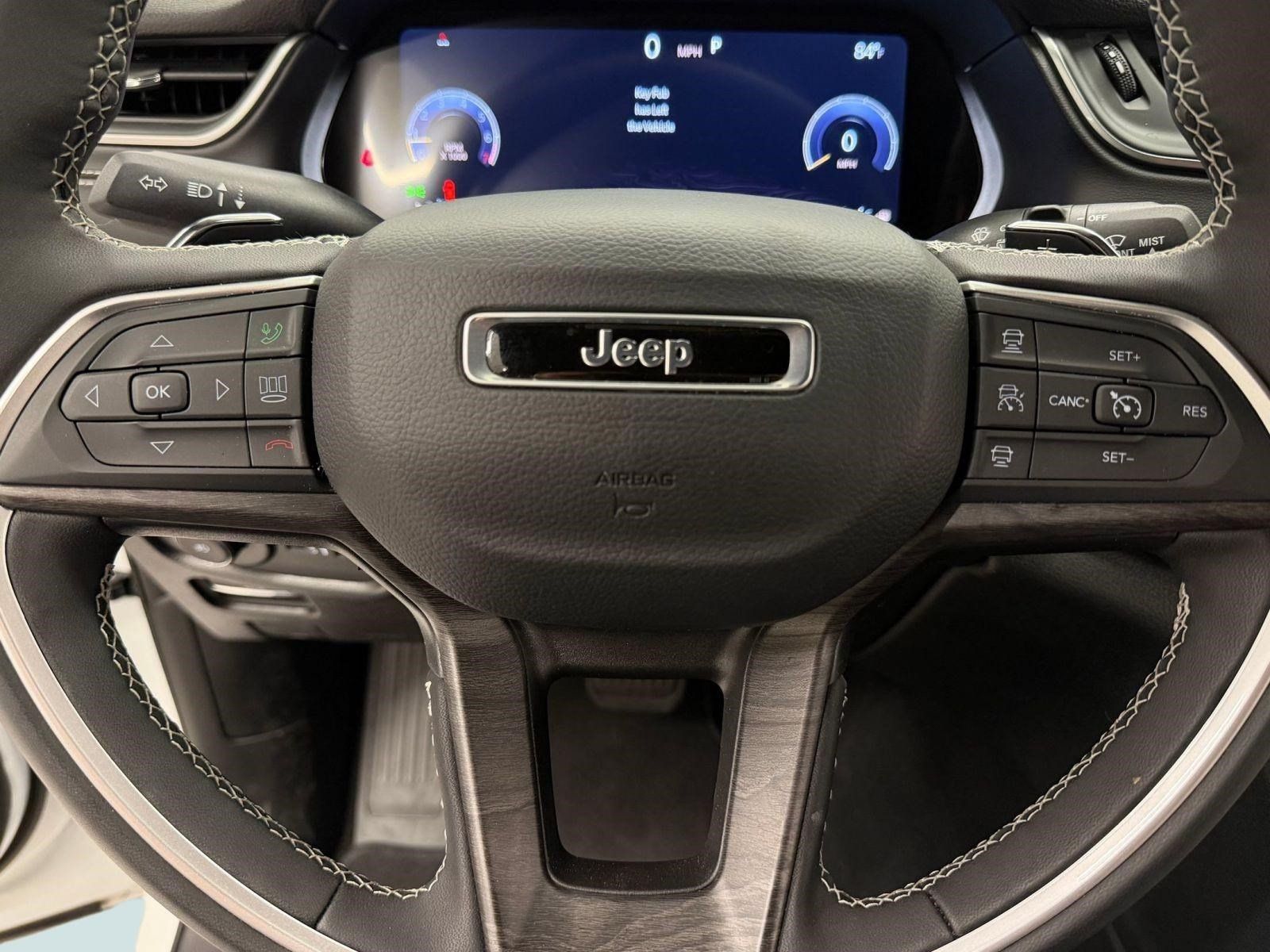 Used 2025 Jeep Grand Cherokee L Limited AWD/4WD image 9