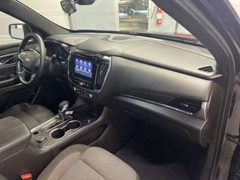 Used 2022 Chevrolet Traverse LT FWD image 16