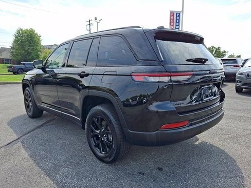 Used 2024 Jeep Grand Cherokee Altitude AWD/4WD image 4