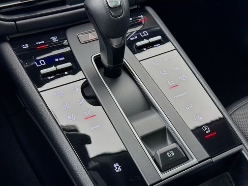 Certified 2025 Porsche Macan image 23