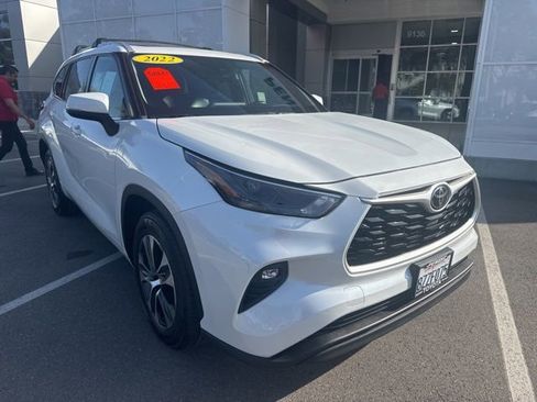 Used 2022 Toyota Highlander XLE FWD image 4