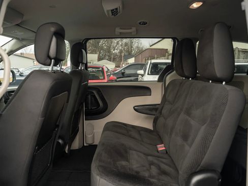Used 2019 Dodge Grand Caravan SE w/ UConnect Hands-Free Group image 8