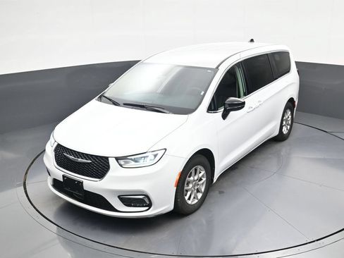 Used 2024 Chrysler Pacifica Touring-L FWD image 27